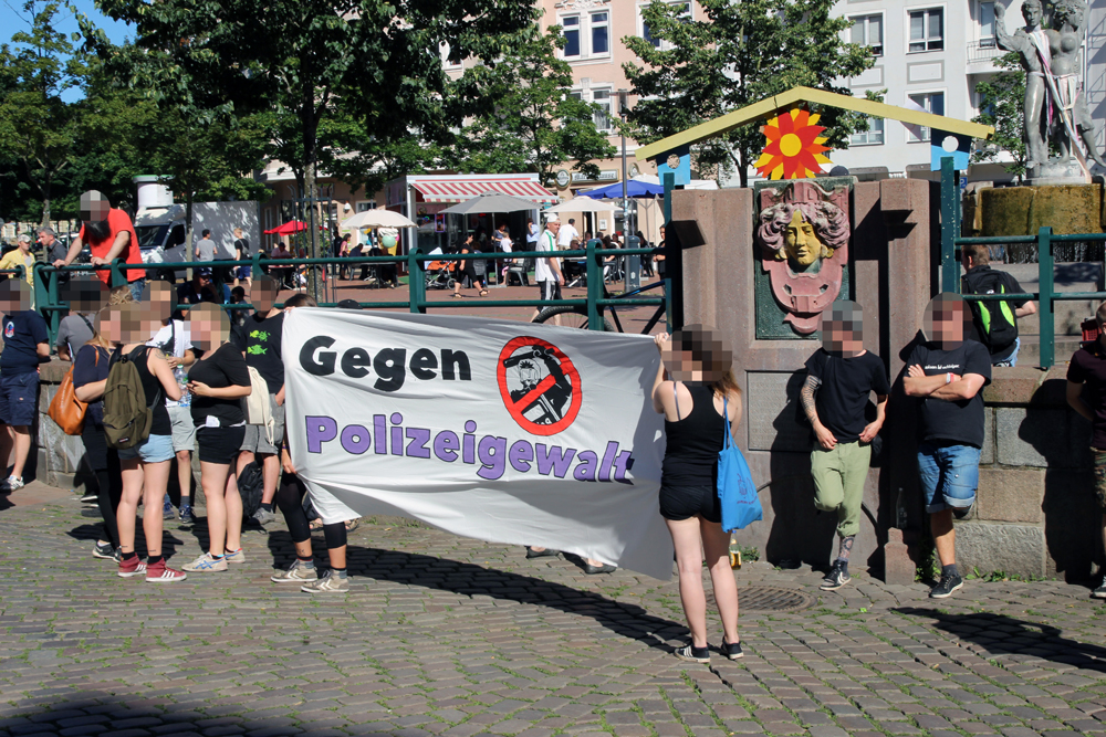 http://www.neu.antifa-kiel.org/wp-content/uploads/import/Polizeigewalt Gaarden/polizeigewalt2.jpg